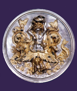 Medaglione circolare in argento con decorazioni dorate e raffigurante Scilla, da Morgantina